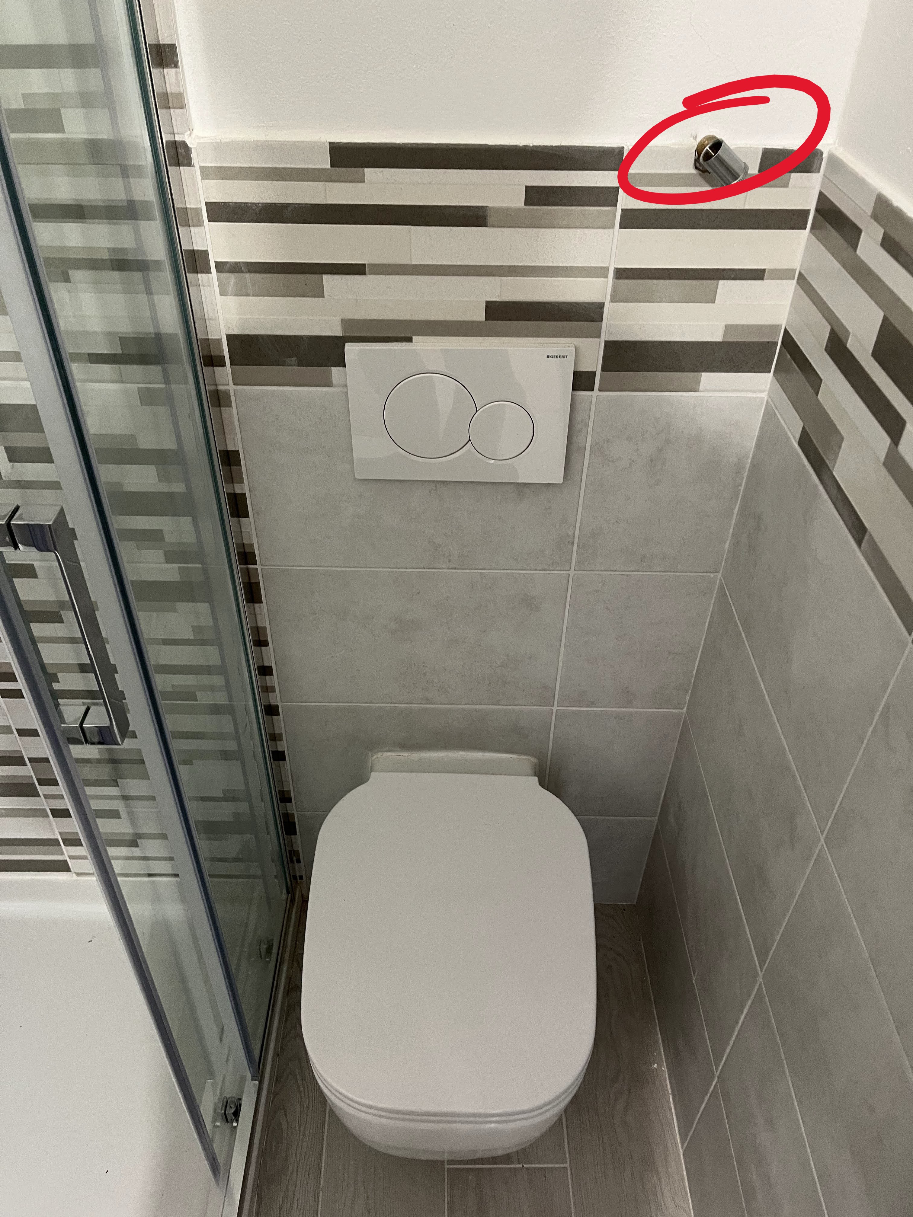 Rubinetto generale dell'acqua in bagno a destra del WC